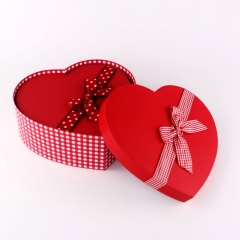 Κόκκινο σε σχήμα καρδιάς κουτί με κορδέλα για καλούδια, σοκολάτα, καραμέλα, λουλούδια και δώρο