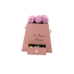 Κομψό κουτί δώρου για λουλούδια με κορδέλα και συρτάρι