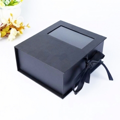 Προσαρμοσμένο ειδικό κουτί συσκευασίας από χαρτόνι Μαύρο κουτί δώρου με παράθυρο PVC και κορδέλα
