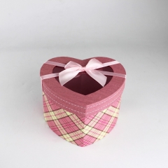 ροζ κουτί από χαρτόνι σε σχήμα καρδιάς με τόξο για γάμο